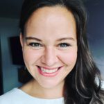 Foto von strahlender Frau, die in die Kamera lächelt